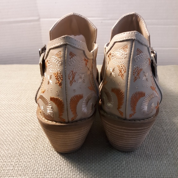 Kelsi Dagger Booties - Picture 3 of 4